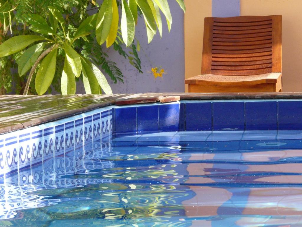杰里科科拉雷富吉旅馆的一个带蓝色瓷砖和椅子的游泳池