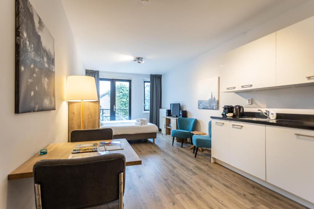 乌得勒支乌特勒支城市公寓 - 维尔德辛格的一间设有厨房和客厅的客房
