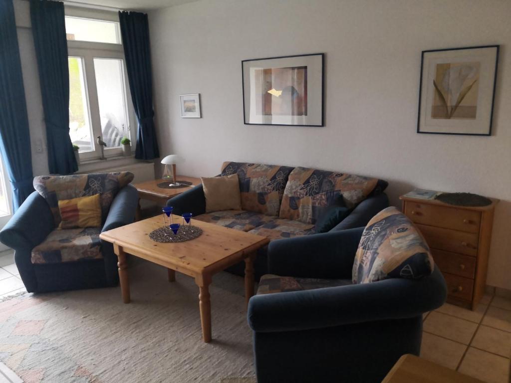 StolpeDas Landhaus am Haff LHH A04的客厅配有两张沙发和一张咖啡桌