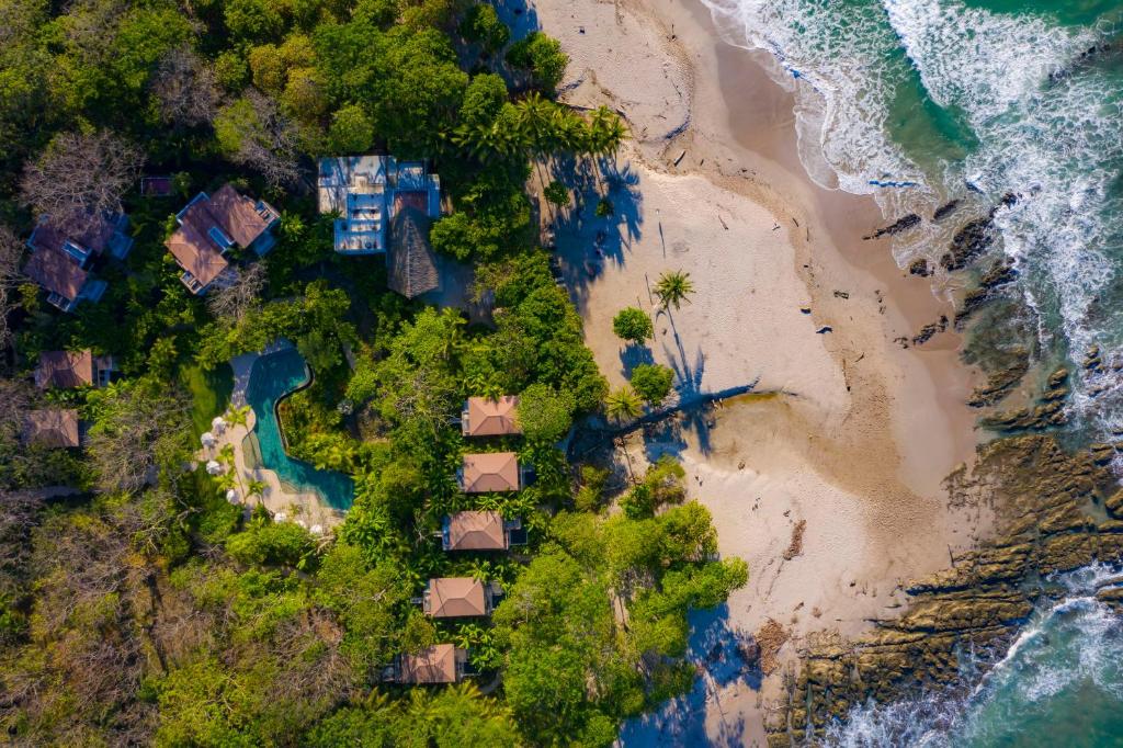 圣塔特蕾莎海滩Hotel Nantipa - A Tico Beach Experience的享有海滩的空中景致,设有房屋和海洋