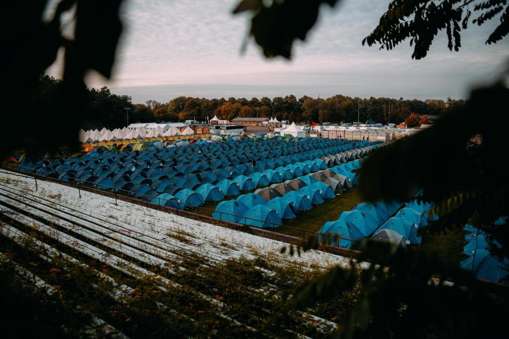 慕尼黑ESN Oktoberfest Campsite的球场上的一排蓝色椅子