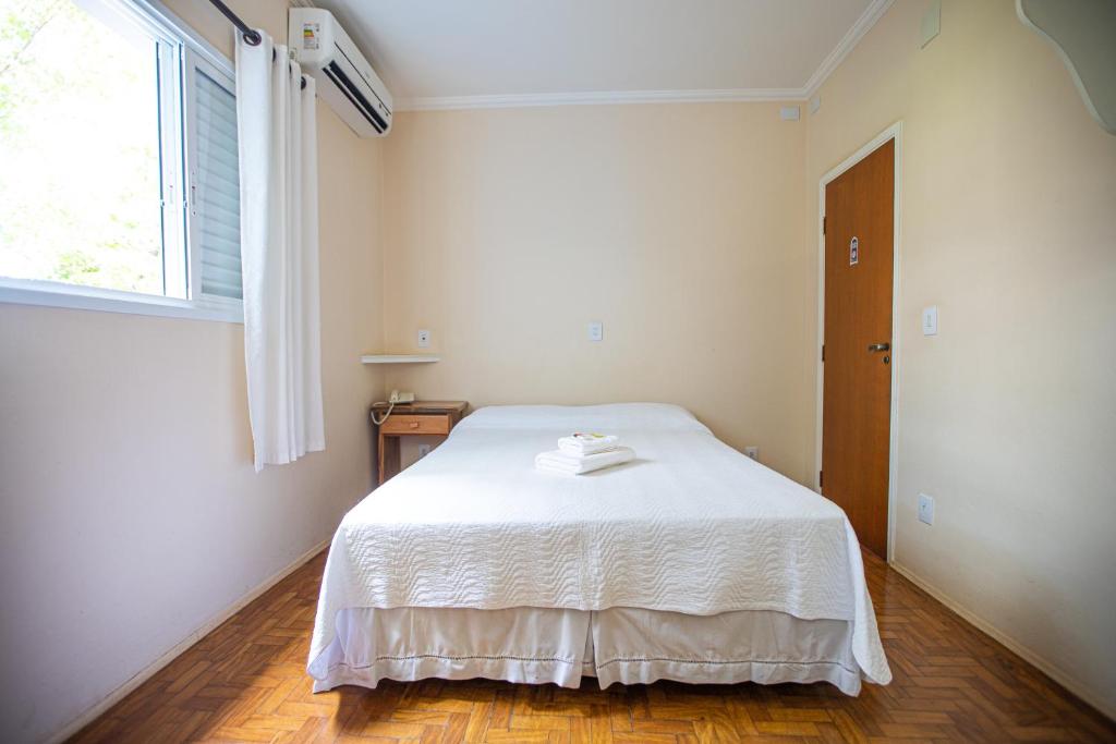布罗塔斯卡赛罗酒店的白色的卧室设有床和窗户