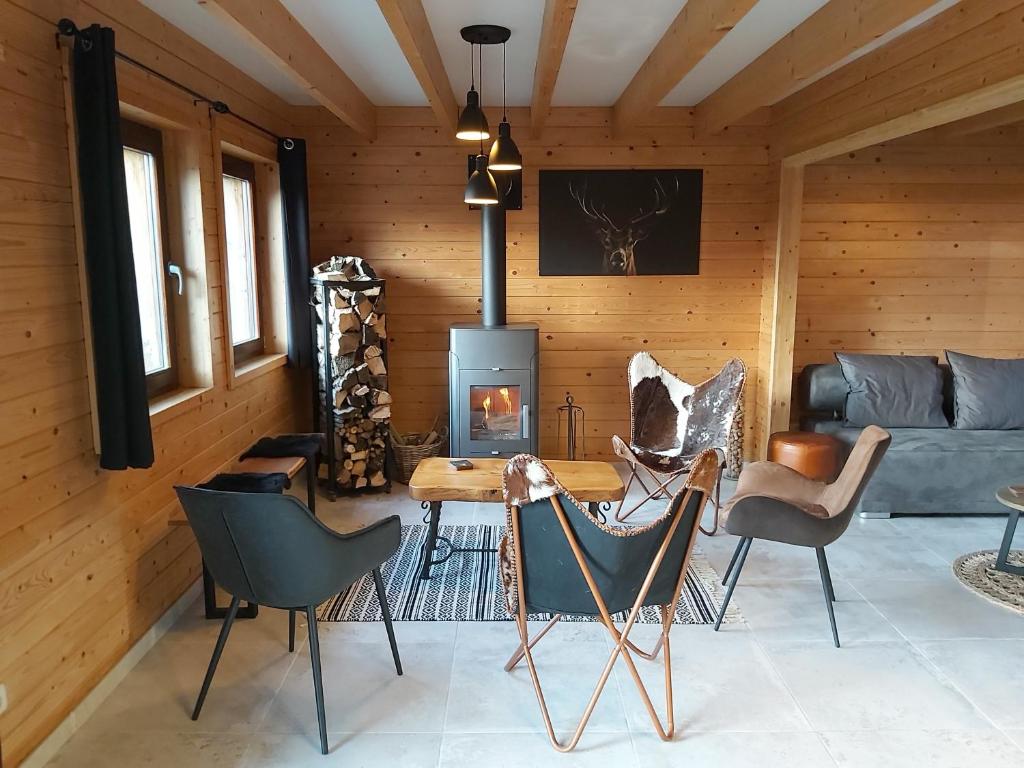 利布拉蒙Le refuge Ardennais的客厅配有桌椅和壁炉