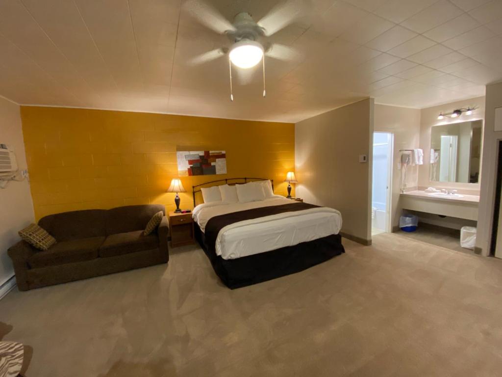 Dauphin王太子快捷酒店的一间大卧室,配有一张床和一张沙发