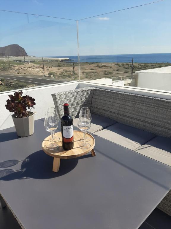 La MaretaVILLA MARETA BEACH的桌子上放有一瓶葡萄酒和两杯酒