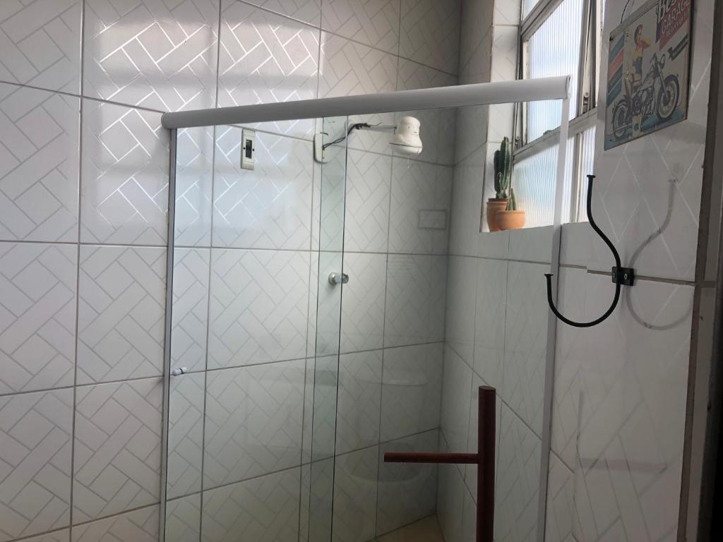 萨尔瓦多Salvador Dance-Hall Cuartos Privados的浴室里设有玻璃门淋浴