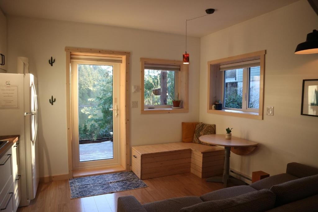 尤克卢利特Le Chalet Waterfront Studio Suite, View, Patio, Kitchen的相册照片