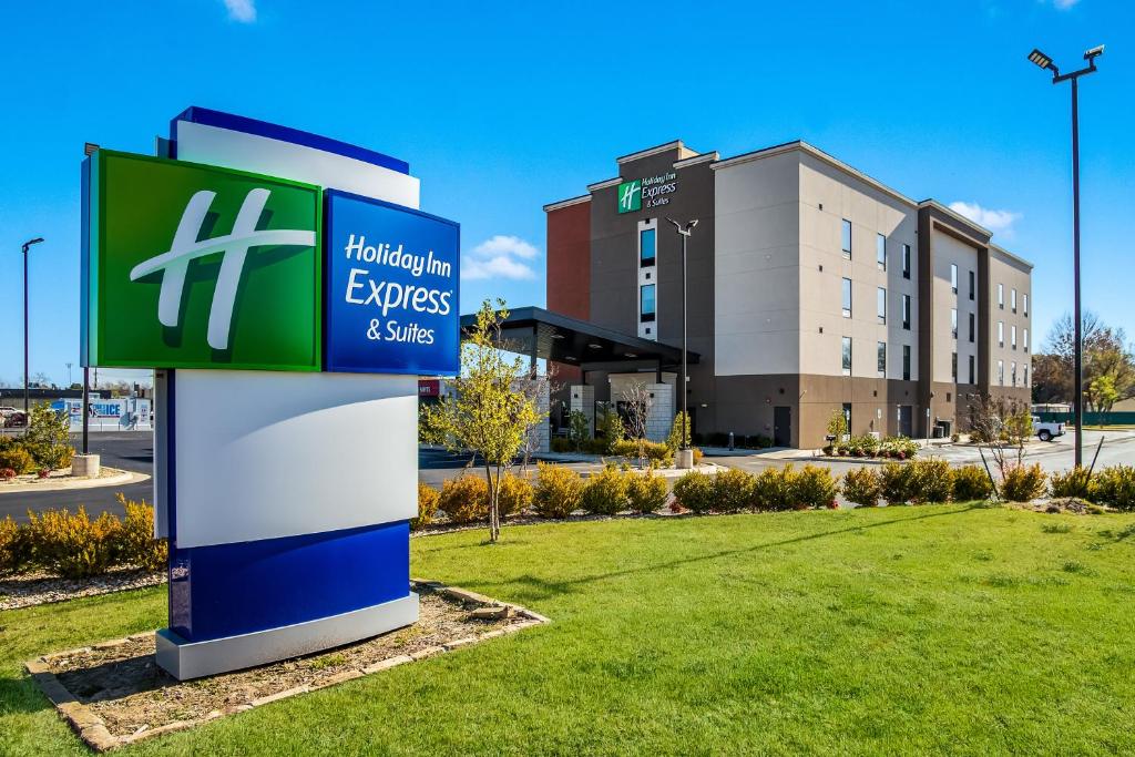 卡图萨Holiday Inn Express & Suites Tulsa East - Catoosa, an IHG Hotel的医院前的标志