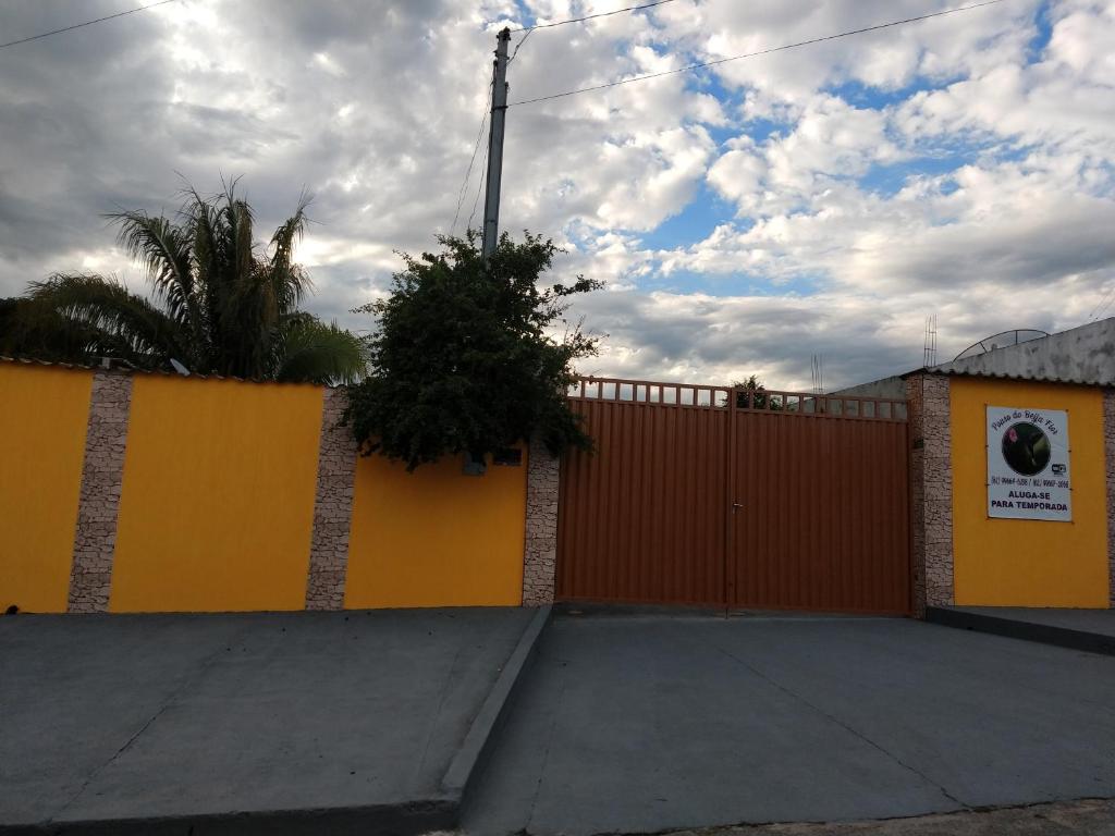 卡瓦坎特Pouso do Beija-Flor的橙色围栏,带车道的大门