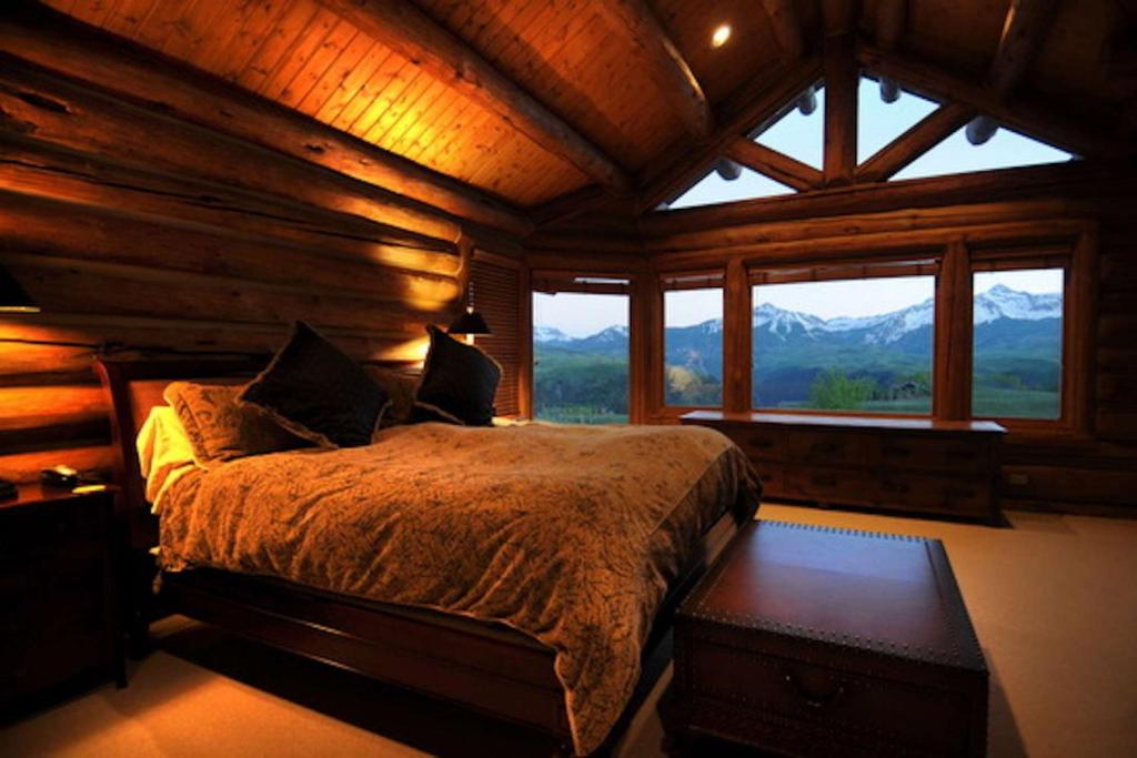 特柳赖德Elk View Lodge的一间卧室设有一张床和一个大窗户