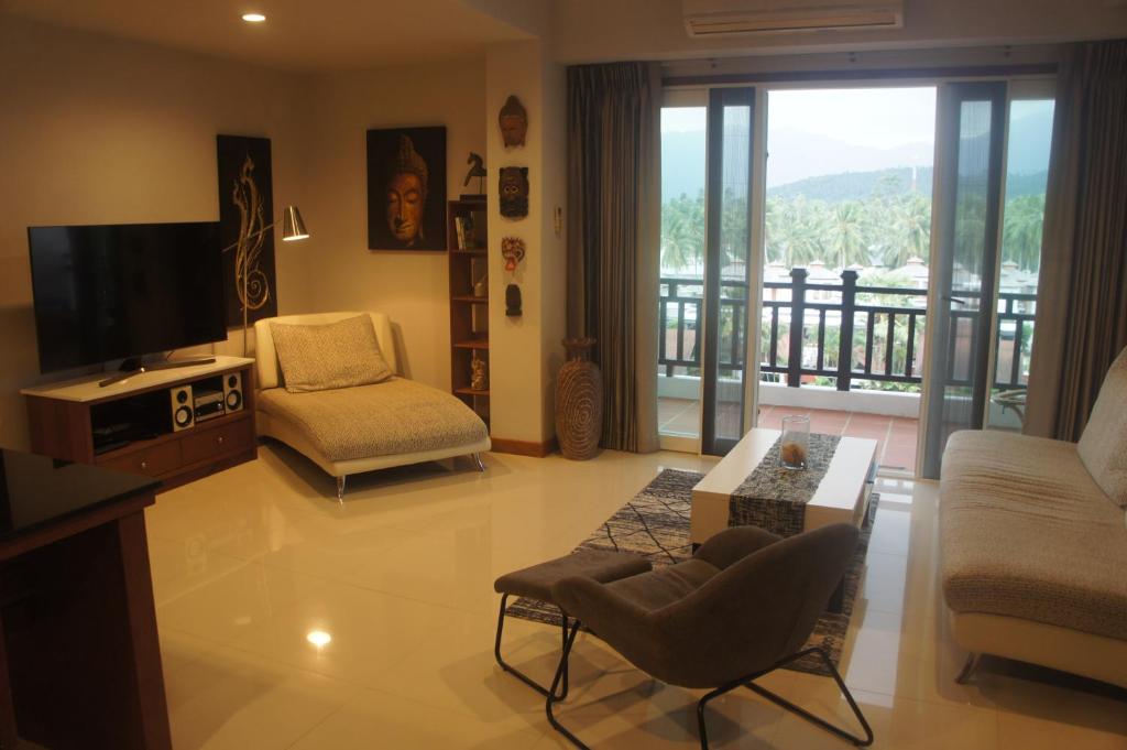 Ban Na DanKhanom Beach Residence Sea & Mountain View - 1 Bedroom的带电视的客厅和阳台。