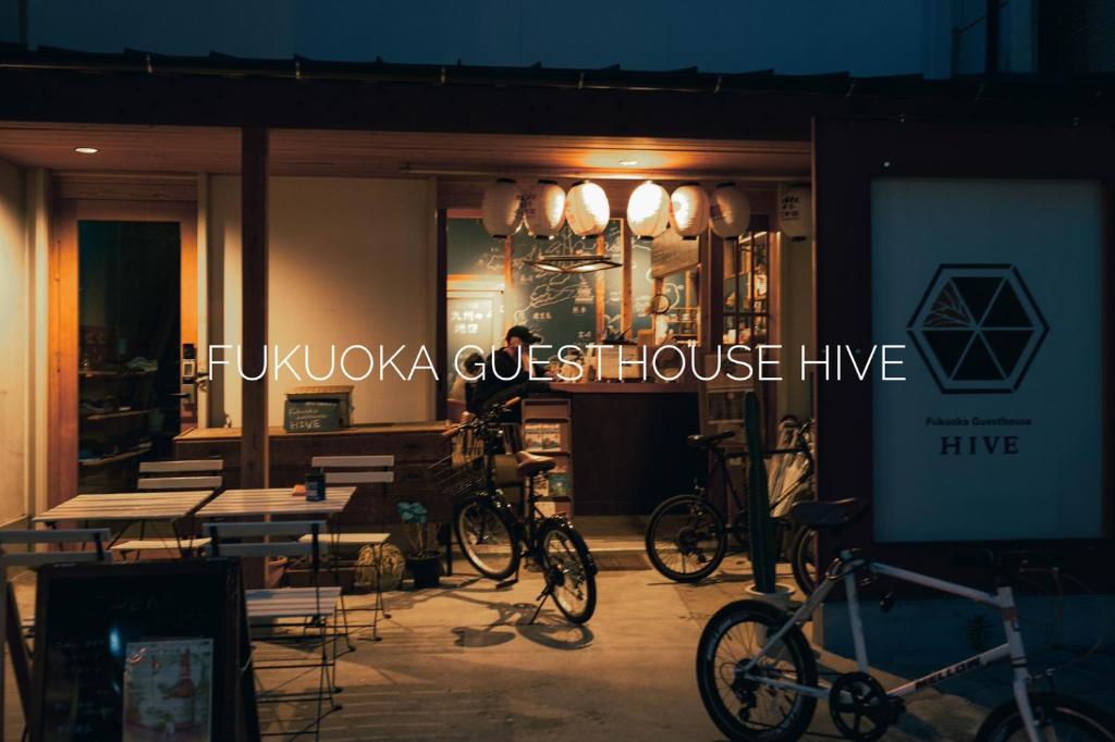 福冈Fukuoka Guesthouse HIVE的一家晚上停放自行车的餐厅