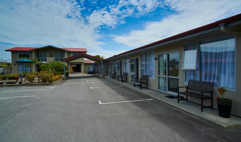 格雷默斯亚琛广场汽车旅馆的建筑物前的空停车场