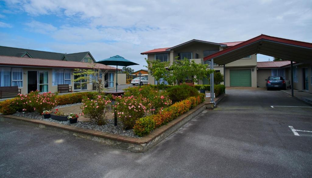 格雷默斯亚琛广场汽车旅馆的鲜花盛开的建筑前的停车场