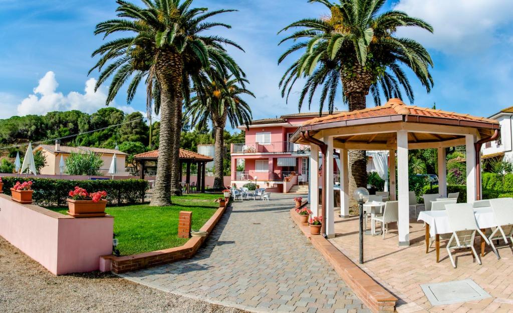阿祖罗港罗莎别墅酒店的一个带凉亭和棕榈树的庭院