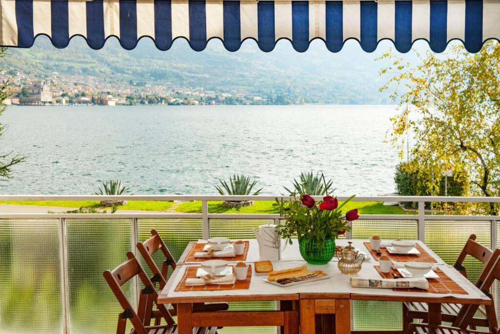 马罗内Casa Rodella的水景阳台桌子