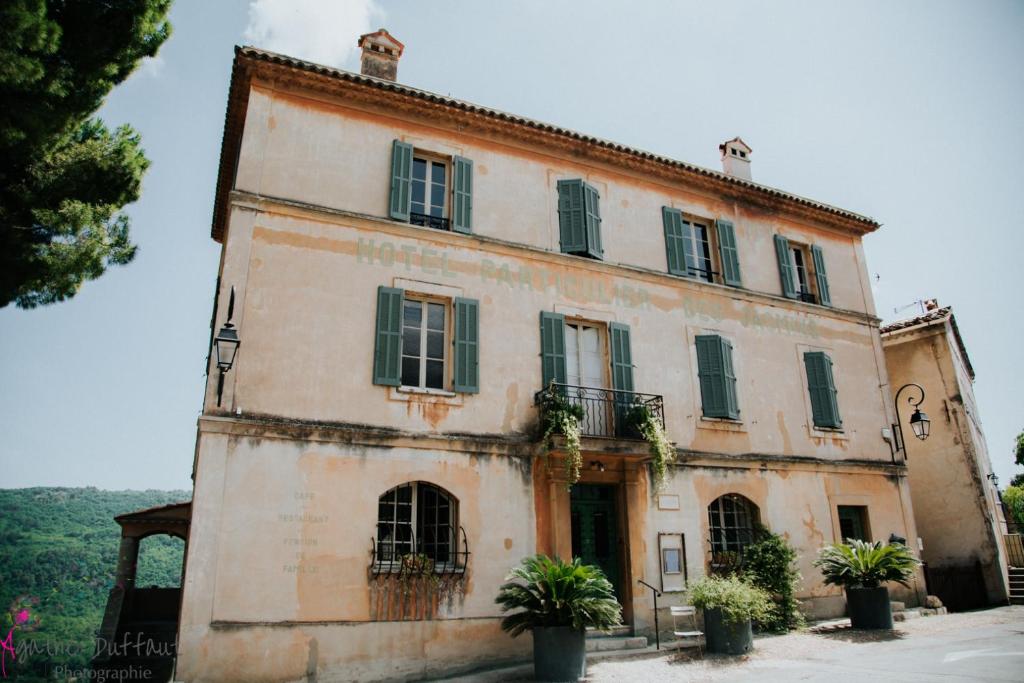 Le Bar-sur-LoupHôtel particulier des Jasmins的一座有植物的古老建筑