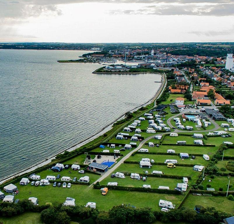 齐斯泰兹齐斯泰兹露营&别墅酒店的水边停车场的空中景观