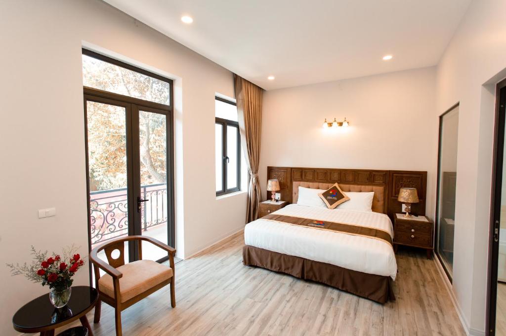 Làng ThànhKorea Hotel Bac Giang的一间卧室设有一张床和一个大窗户