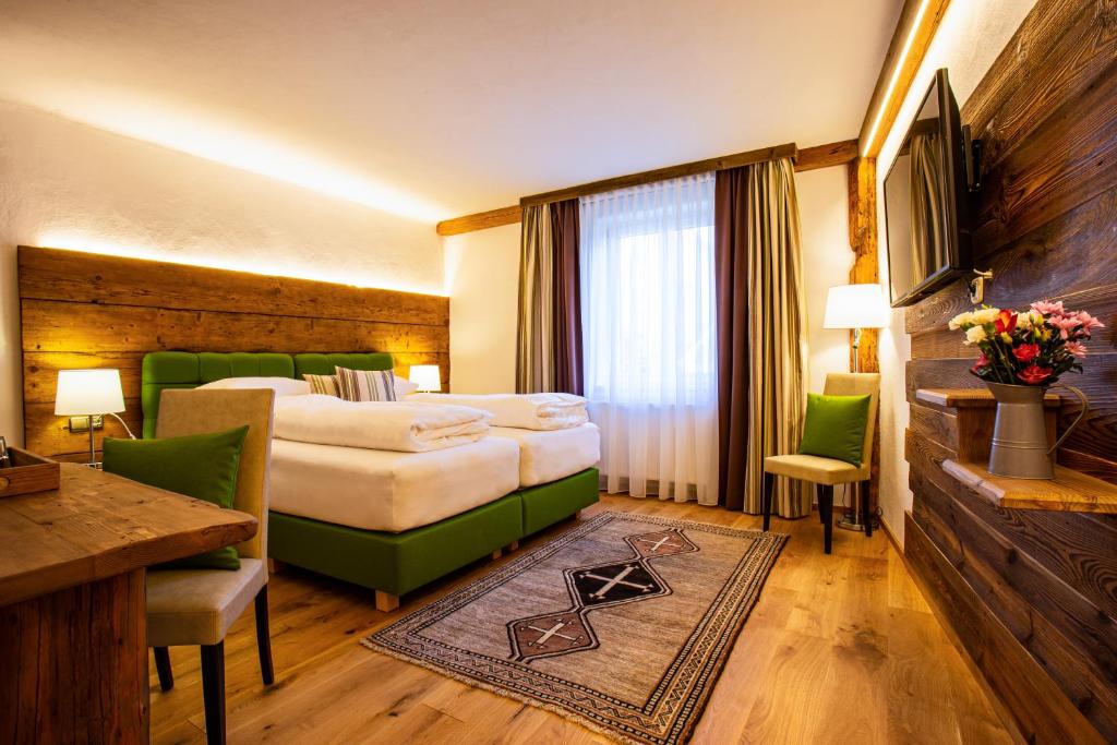 格拉茨Gasthof Lend-Platzl的酒店客房带一张床、一张桌子和椅子