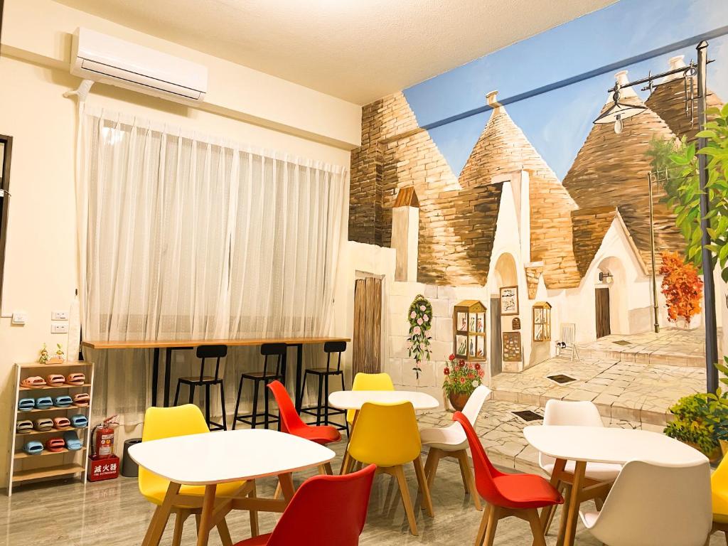台东蘑菇村-蘑豆民宿 的教堂壁画前的餐厅,配有桌椅