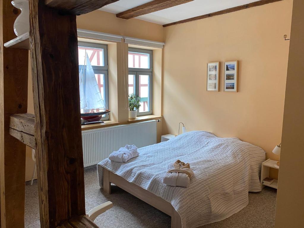 诺德豪森Gaststätte Brandenburg的一间卧室配有带毛巾的床