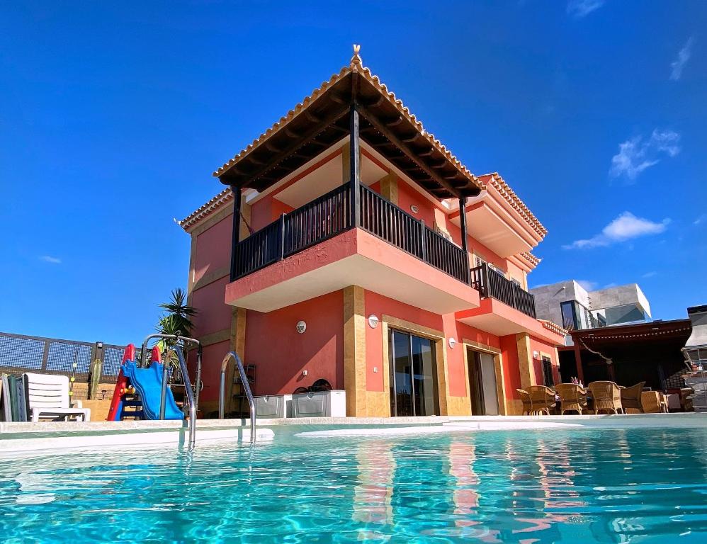 圣阿古斯丁Luxury 5 star Villa Violetta with amazing sea view, jacuzzi and heated pool的房屋前有游泳池的建筑