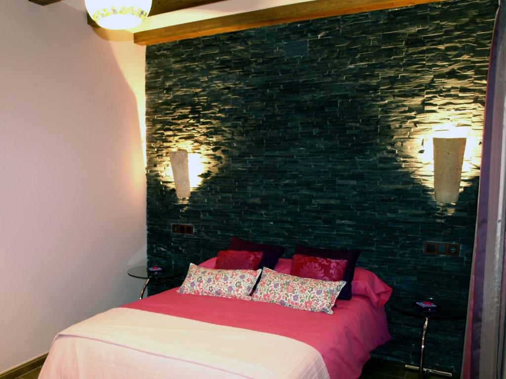 Villar del Humo卢瓦乐斯帕洛玛阿帕特门酒店的一间卧室配有一张砖墙床