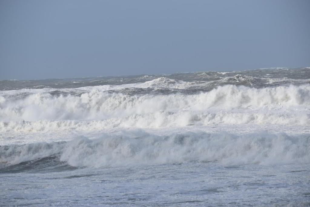 拉卡诺奥肯RESIDENCE LE GALLION的海洋中的一组波浪