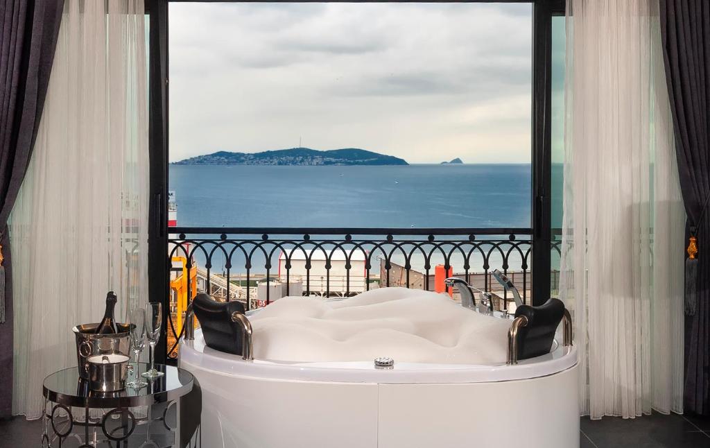 伊斯坦布尔La Cielo Hotel Bostancı的海景客房内的浴缸