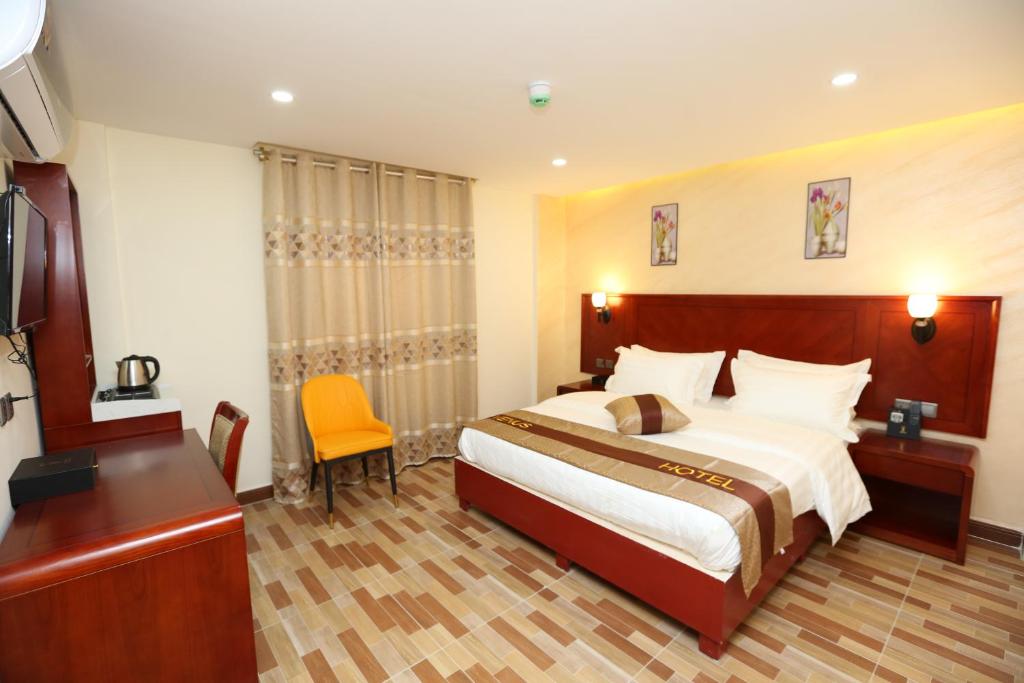 瓦迪穆萨维纳斯酒店的酒店客房配有一张床、一张书桌和一张四柱床