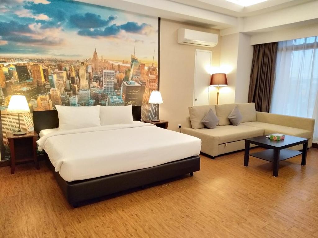 吉隆坡Grand Service Apartment @ Times Square的酒店客房,设有两张床和一张沙发