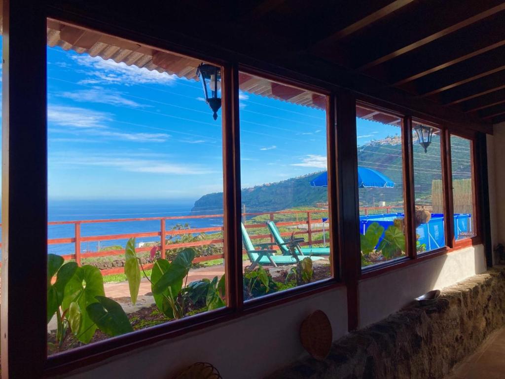 拉奥罗塔瓦Casa Vistazul的带窗户的海景客房