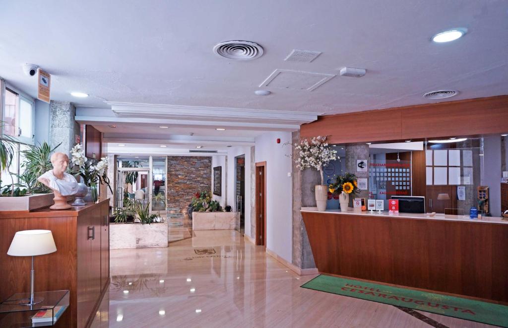 萨拉戈萨塞萨奥古斯塔酒店的医院的大厅,有接待台