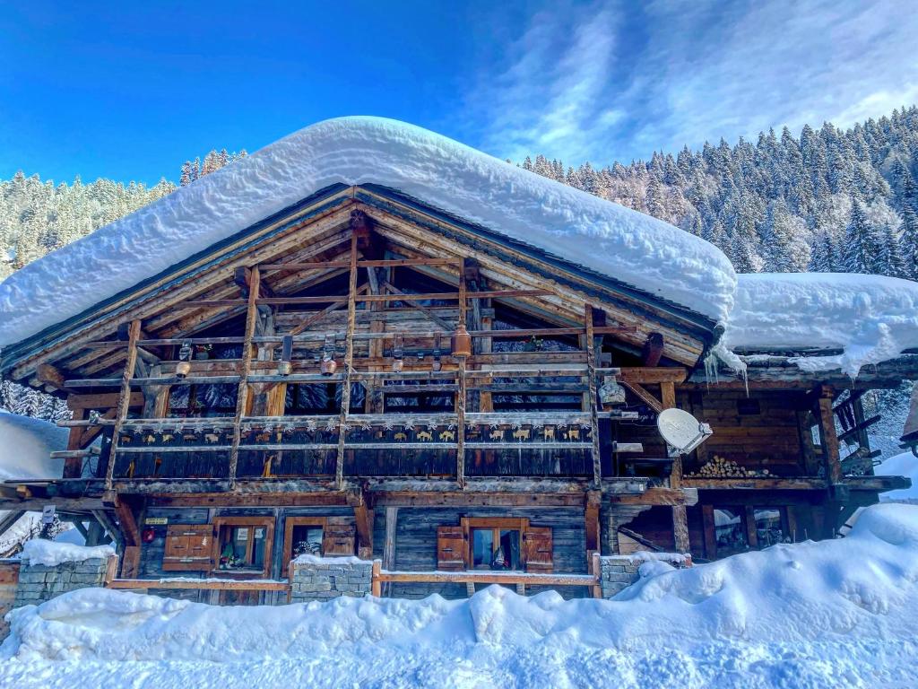 阿沃里亚兹Chalet La Grange à Germaine - Propriétés Mont Amour的屋顶上积雪的大型小木屋