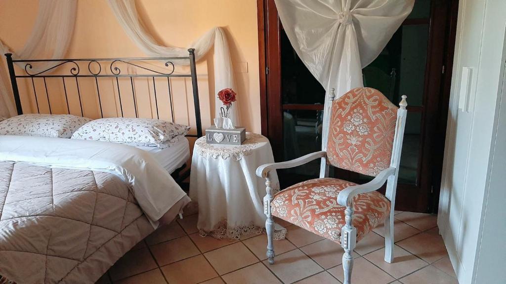 蒙塞利切赛尔切酒店的一间卧室配有一张床、一把椅子和一张桌子