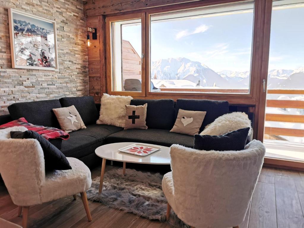 韦尔比耶Verbier Medran + Private Sauna的客厅配有沙发和两把椅子