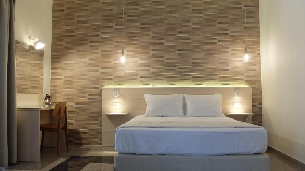 萨索斯Elata-Apartments的一间卧室配有一张砖墙床
