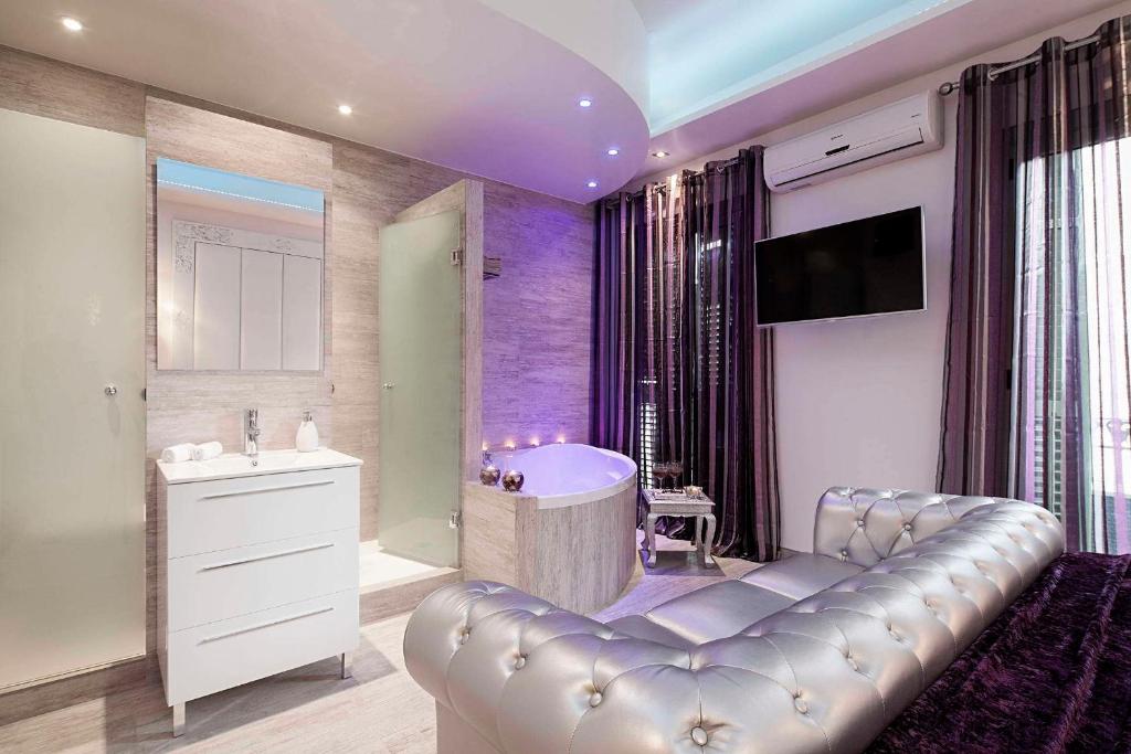 巴塞罗那浪漫巴塞罗那公寓 的带浴缸和盥洗盆的浴室