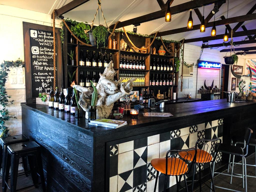 波高尔宾Harkham Lodge的酒吧配有带瓶装葡萄酒的吧台