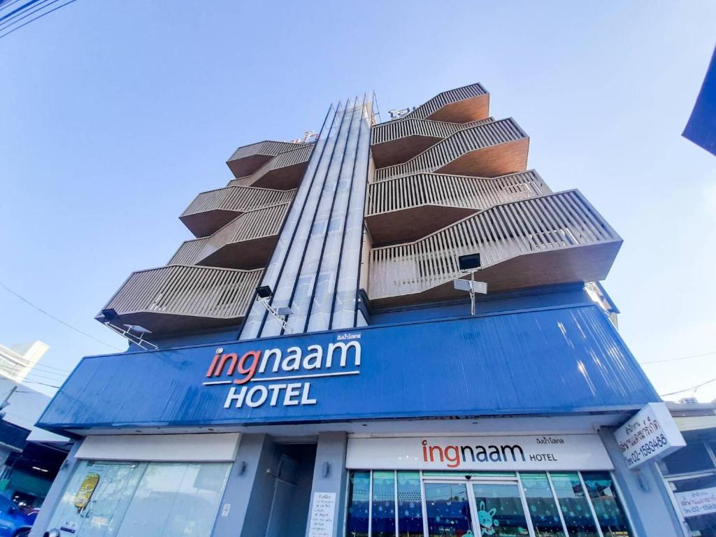 班达拉朗西Ingnaam Hotel的一座建筑的顶部有酒店