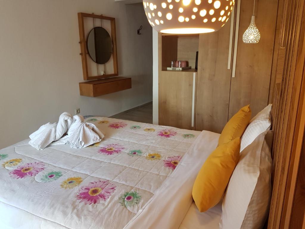 尼基季Marina的一间卧室配有一张带鲜花的大床