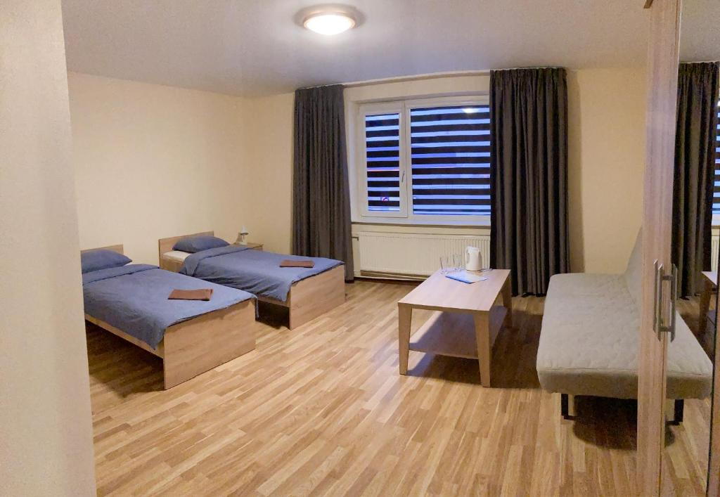 科克尼斯Motelis Astarte的一间医院间,设有两张床和窗户
