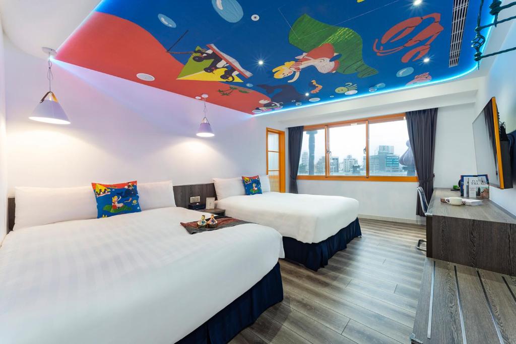 台中市挪威森林行旅一号馆的酒店客房设有两张床,天花板上装饰有壁画