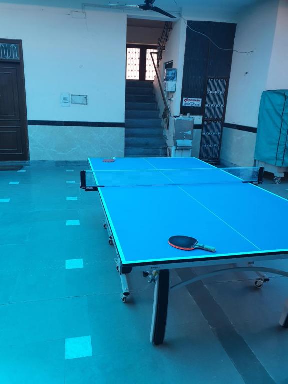 范兰德凡Shri Gaya Prasad Dham的楼梯间里的一个蓝色乒乓球桌