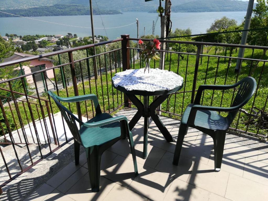 多马索Casa Lella的美景阳台配有一张桌子和两把椅子