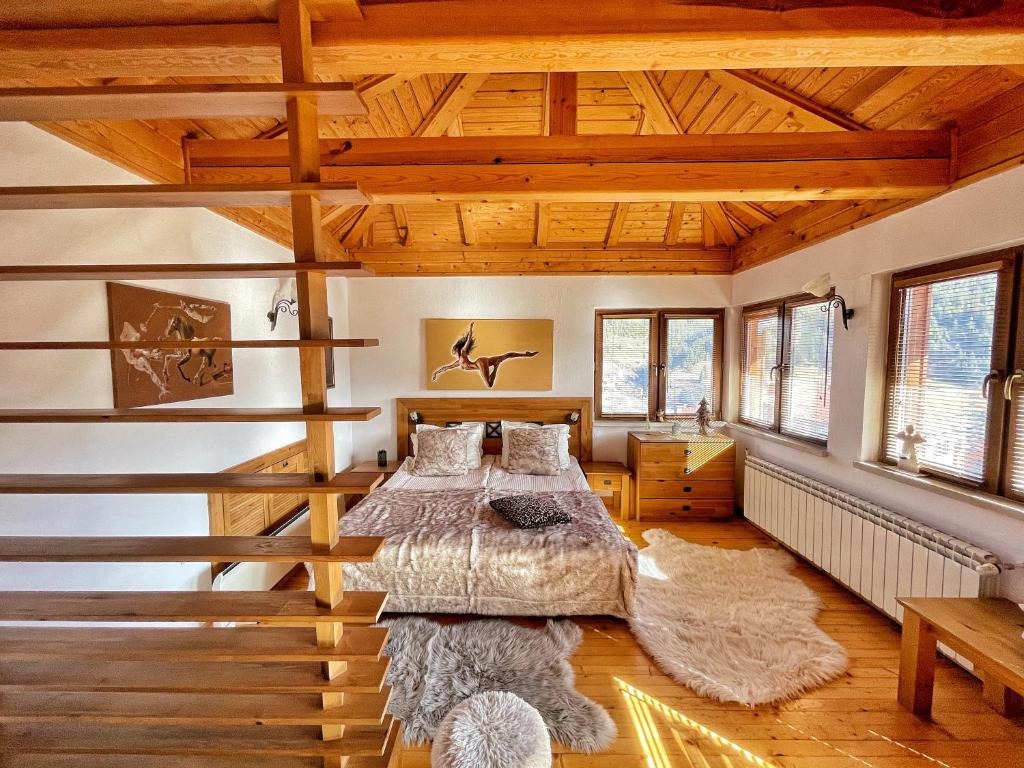 切佩拉雷罗德普努克宾馆的一间带一张大床的卧室,位于一个拥有木制天花板的房间