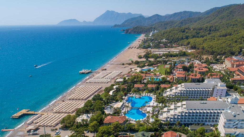 特基罗瓦Rai Premium Tekirova - Ex Queen's Park Tekirova的享有海滩的空中景色,设有建筑和海洋