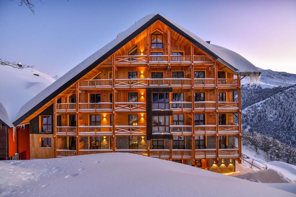普拉托讷沃斯Chalet Everest - Luxury Apartments的前面有雪的大木结构建筑