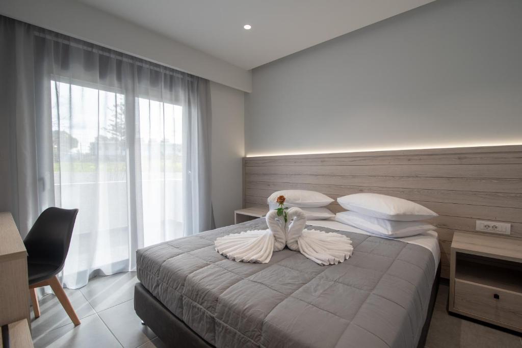 马斯蒂查里NM Apartments的一间卧室配有一张带天鹅装饰的床。